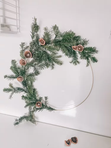 couronne de noël DIY, sapin et oranges séchées/ Studio marine home